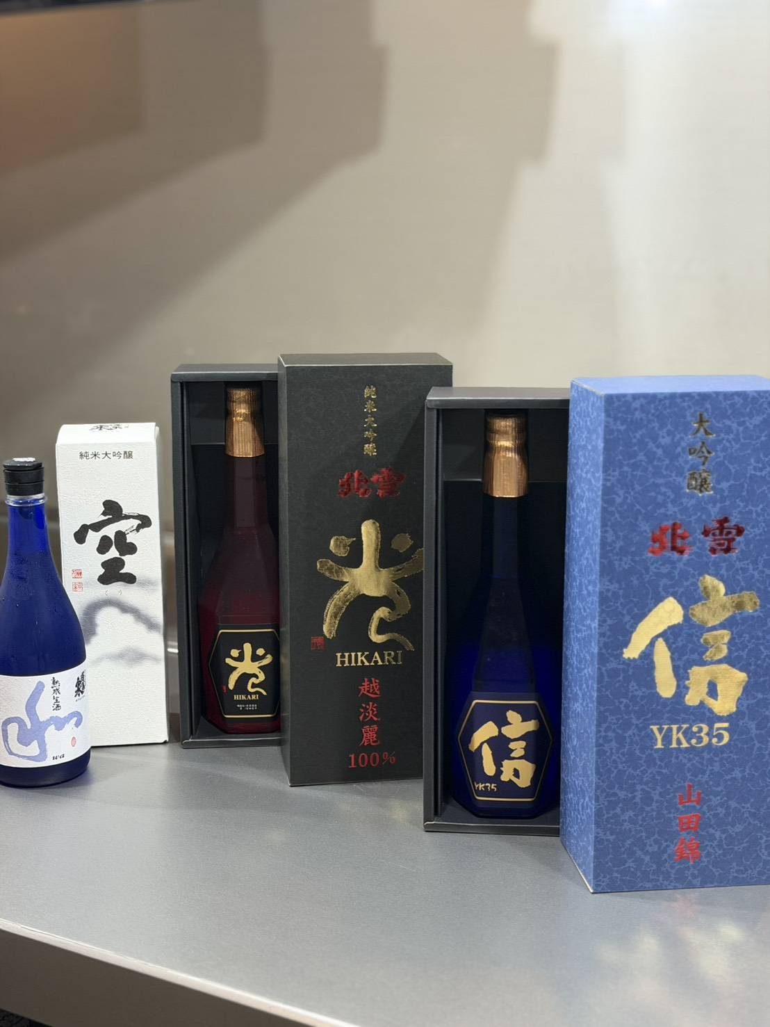店に並ぶ日本酒の瓶と化粧箱